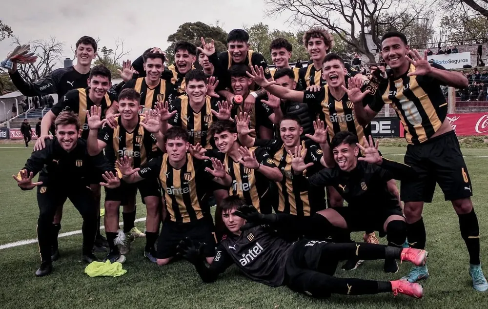 Los juveniles de Peñarol ganaron tres clásicos ante Nacional, perdieron uno y empataron el otro durante este fin de semana