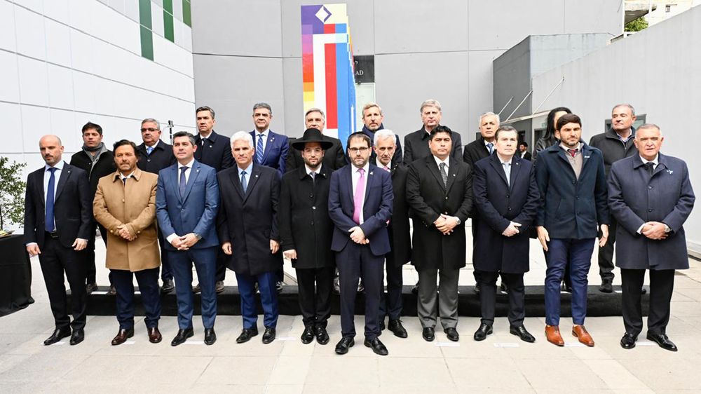 Las autoridades de la AMIA con los gobernadores