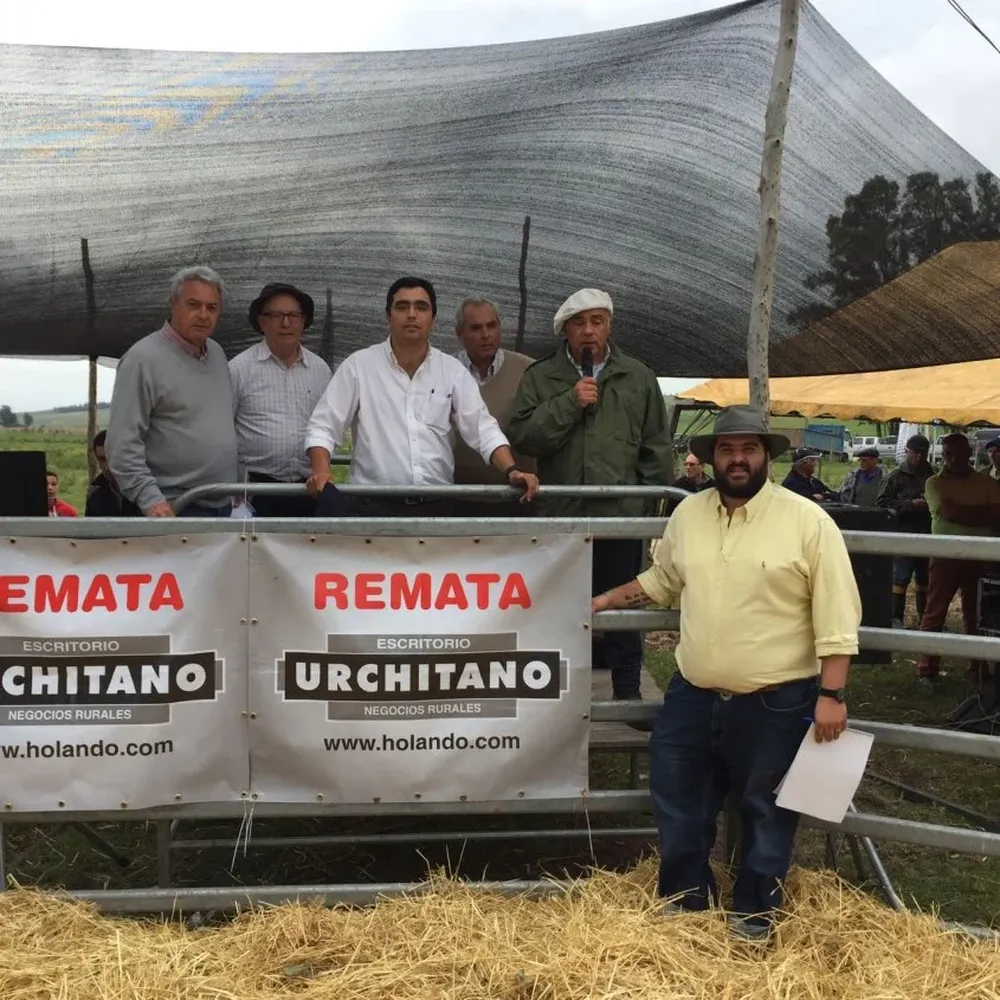Gustavo de León junto al equipo del escritorio Urchitano