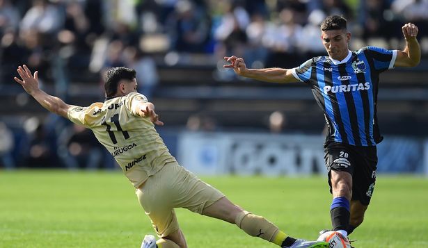 Martín Rabuñal de Liverpool ante Maximiliano Silvera de Peñarol por el Torneo Clausura