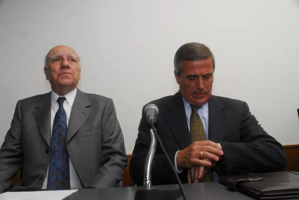 El entonces presidente de la AUF, José Luis Corbo, junto al técnico celeste, Óscar Tabárez