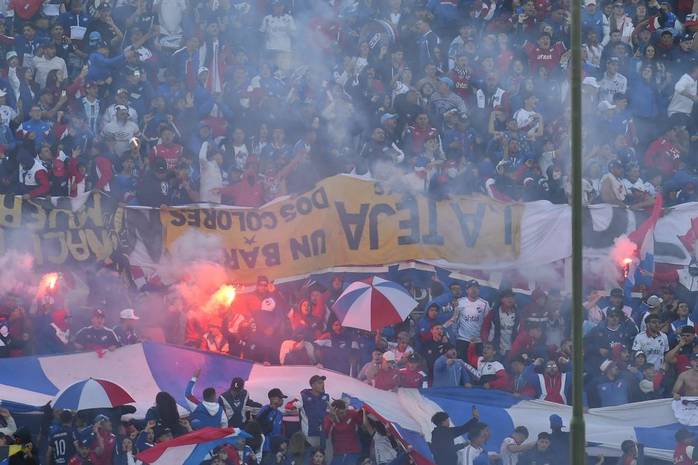 Bandera robada de Peñarol por hinchas de Nacional Bandera robada de Peñarol por hinchas de Nacional