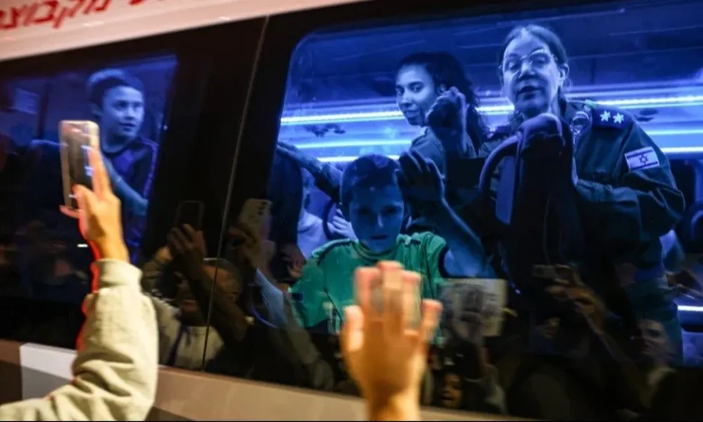 Rehenes liberados en el tercer día de tregua, entre ellos varios niños.