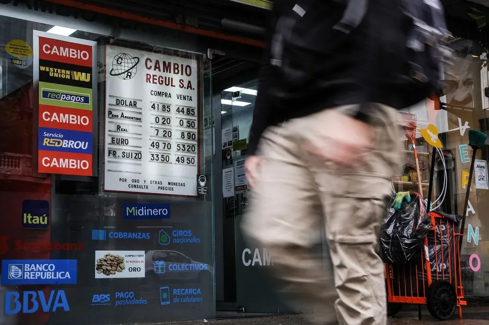 En la semana, el billete verde se apreció 0,7% frente el peso uruguayo y dejó una suba mensual de 2% para febrero.