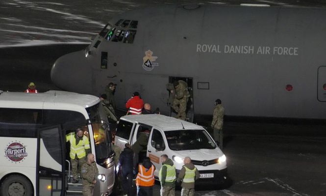 Un avión de trasporte de la fuerza aérea de Dinamarca aterrizó en Nuuk, capital de Groenlandia, a medida que los aliados europeos de la OTAN iniciaron un despliegue militar para ejercicios conjuntos en la isla.
