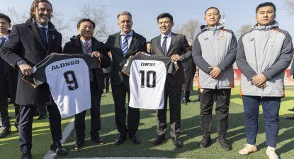 El presidente de la AUF, Ignacio Alonso, y presidente de la República, Yamandú Orsi en la gira del gobierno uruguayo por China