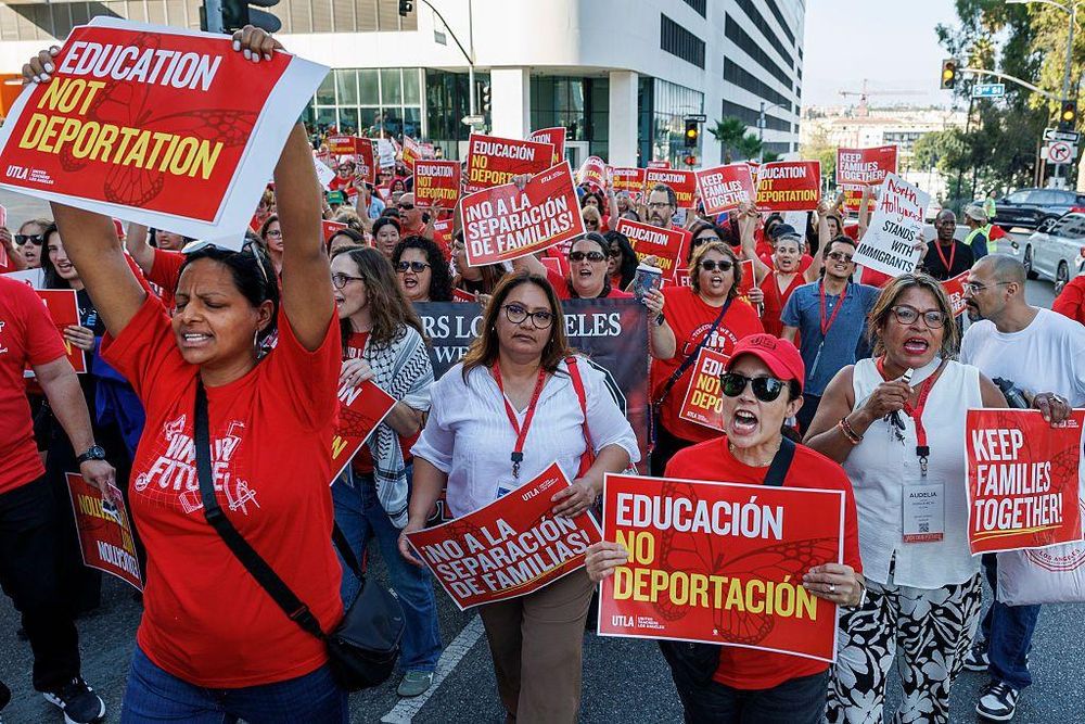 En agosto de 2025 hubo numerosas manifestaciones en Los Ángeles en contra de las redadas de migrantes, pero muchas personas en redes usaban eufemismos para hablar sobre los que ocurría y así evitar la posible censura en redes.