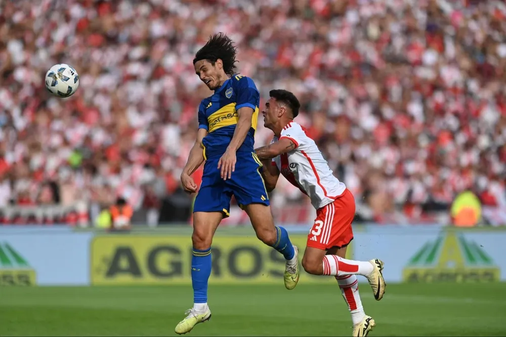 El cabezazo al gol de Edinson Cavani