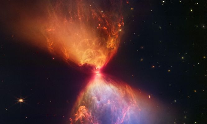 Las protoestrellas están rodeadas de nubes de material que alimentan su crecimiento.