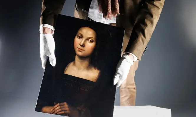 El lienzo está pintado sobre un panel de álamo de 46 por 33 centímetros con las técnicas del “sfumato” y el “spolvero” usadas por el maestro florentino.