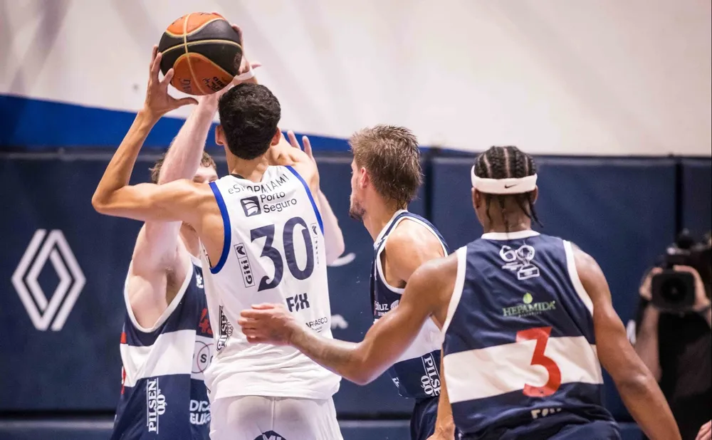 Imagen del partido entre Malv&iacute;n y Defensor Sporting