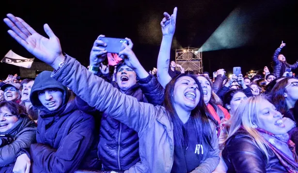 El público en la primera fila del Cosquín Rock de 2019