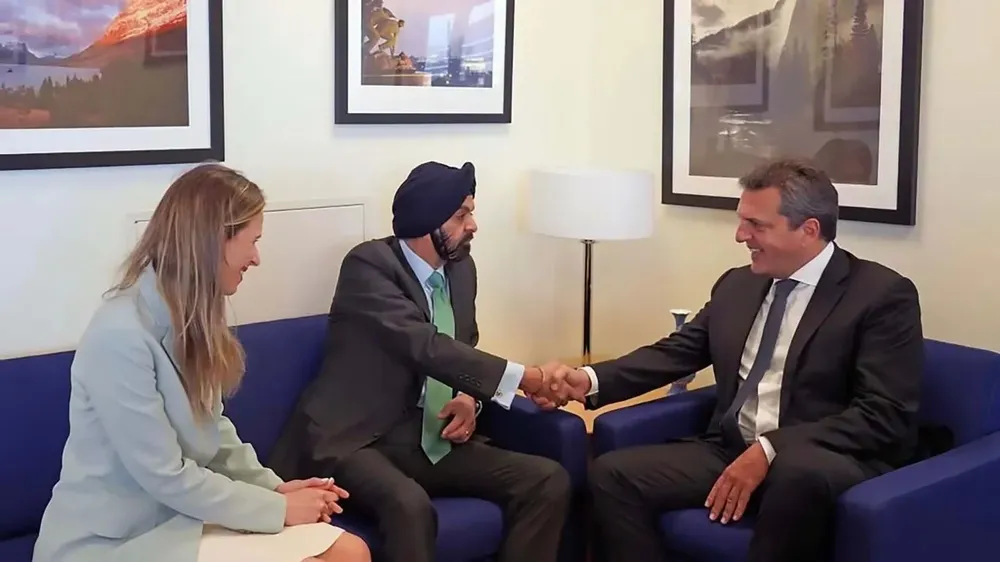 Sergio Massa, Ajay Banga, el nuevo presidente del Banco Mundial, y la Directora Ejecutiva por Argentina y el Cono Sur en el organismo, Cecilia Nahón en WDC.