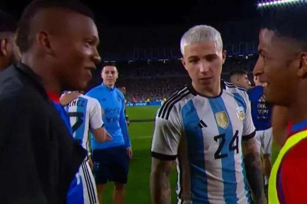 Dos jugadores de Panamá, se pelean por la camiseta de Enzo Fernández de Argentina