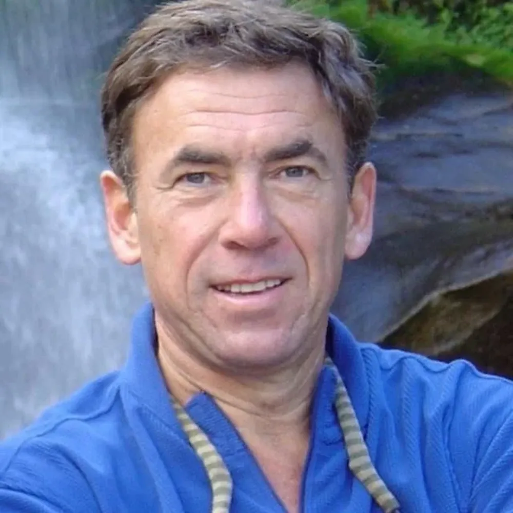 Leo Mc Lean tiene 61 años y escaló las siete cumbre