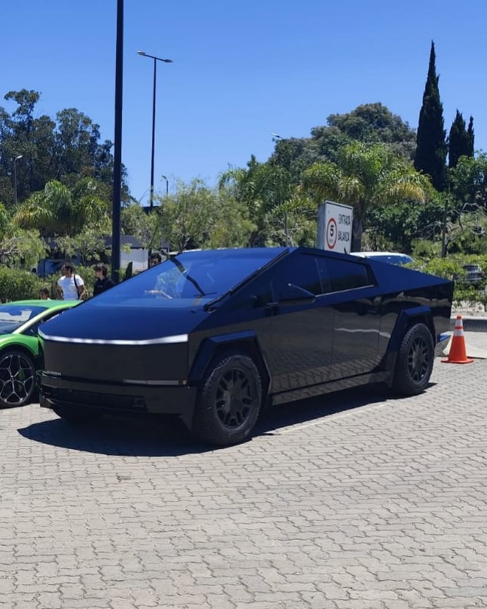 Bienvenida a Uruguay Tesla Cybertruck #tesla #elonmusk #teslamodel3 #electriccar #teslalife #teslamodels #teslaowner #spacex #teslacar #teslaroadster #teslacybertruck #teslaclub #ev #teslamodelx #teslas #teslamo.jpg