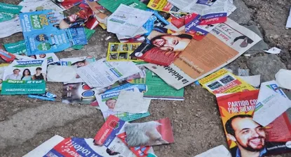 Martes 15. Folletos de la campaña política tirados en Plaza Prado.