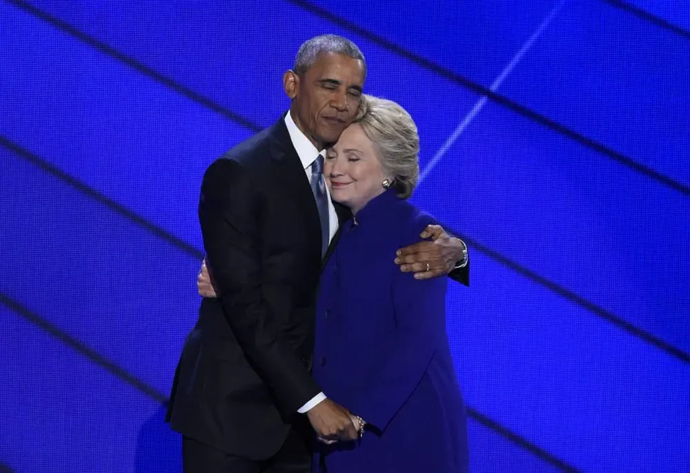 Obama y Clinton se abrazan arriba del escenario