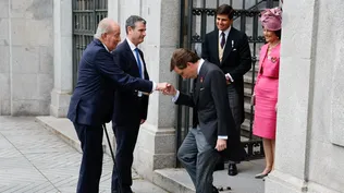 El alcalde de Madrid, José Luis Martínez-Almeida (d), saluda al rey emérito Juan Carlos I este sábado a las puertas de la iglesia de San Francisco de Borja de Madrid antes de contraer matrimonio con Teresa Urquijo.