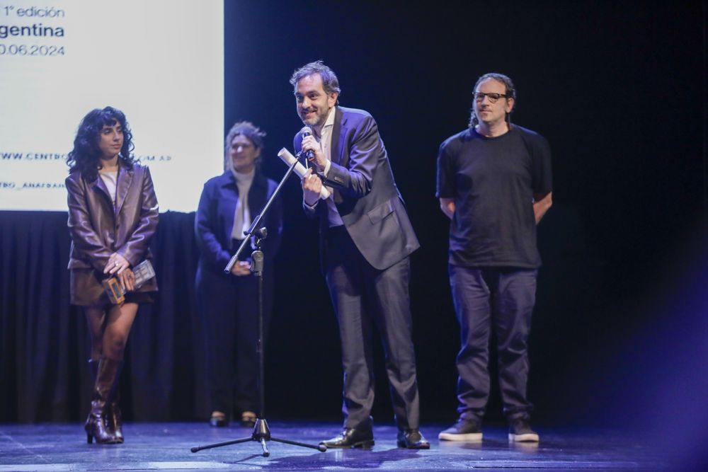 El director Nicolás Gil Lavedra y la actriz Zoe Hochbaum recibieron el Premio Ana Frank por la obra de teatro El director Nicolás Gil Lavedra y la actriz Zoe Hochbaum recibieron el Premio Ana Frank por la obra de teatro