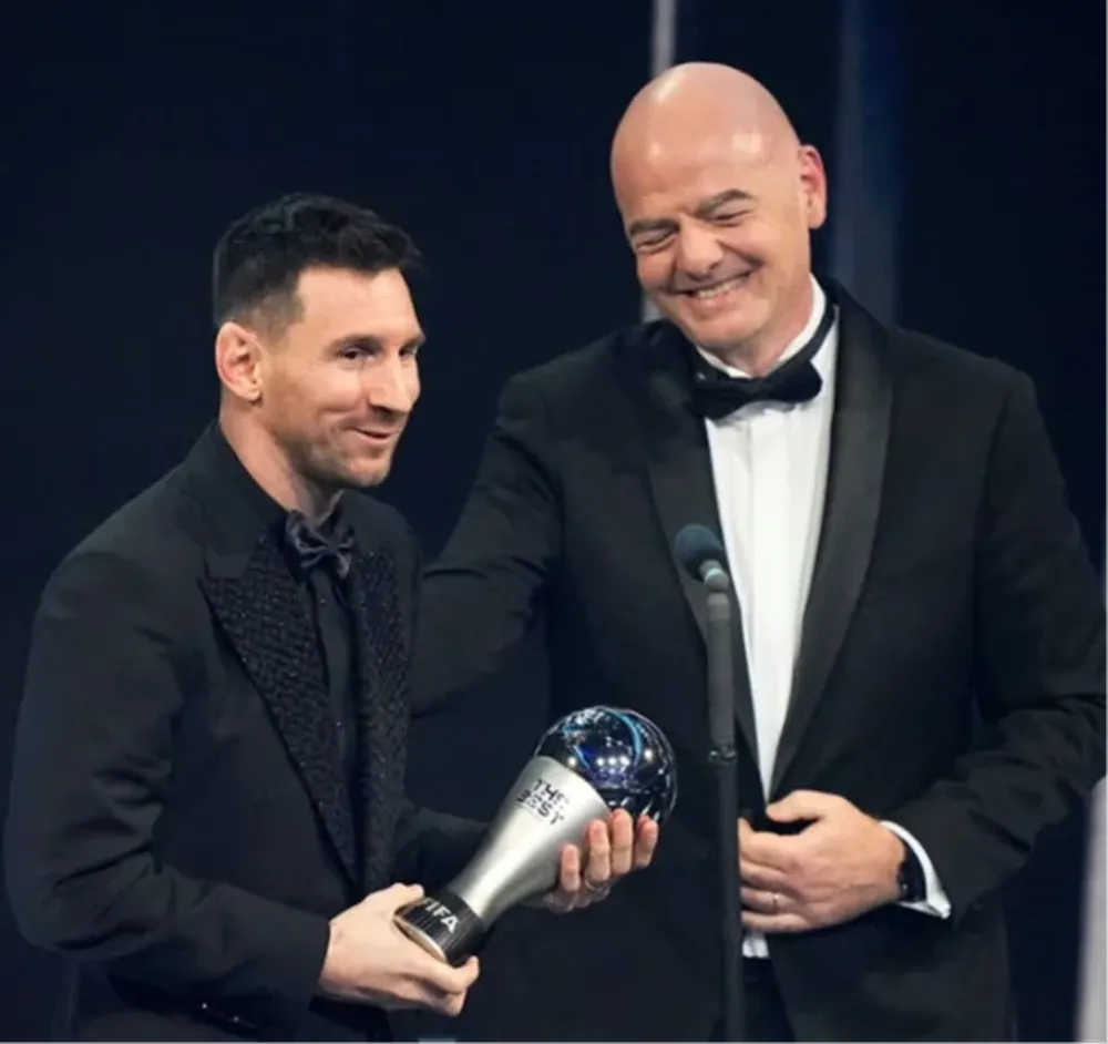 Messi y el presidente de la FIFA en la última entrega de los premios The Best