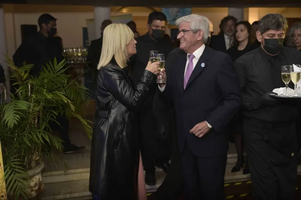 La vicepresidenta de la República y el embajador argentino en Uruguay, Alberto Iribarne.