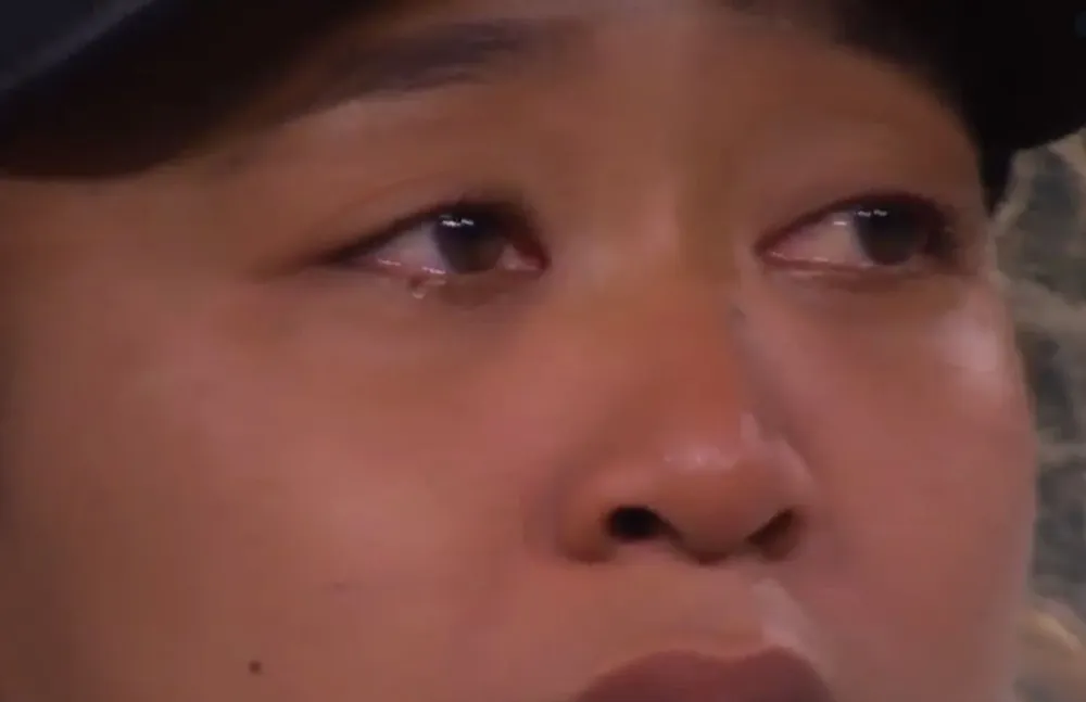Naomi Osaka no aguantó las lágrimas en el partido por el insulto recibido y le reclamó a la umpire durante varios minutos
