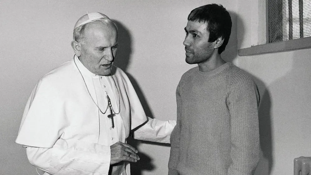 El papa Juan Pablo II eventualmente ofreció su perdón personal a Mehmet Ali Agca.