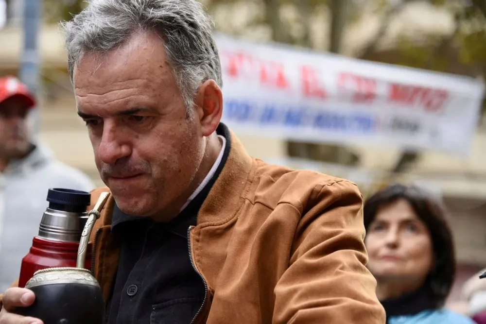 El precandidato frenteamplista Yamandú Orsi en el acto del PIT-CNT por el 1° de mayo