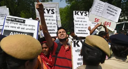 Activistas y estudiantes indios se manifiestan contra el silencio político tras caso de violación en Uttar Pradesh.
