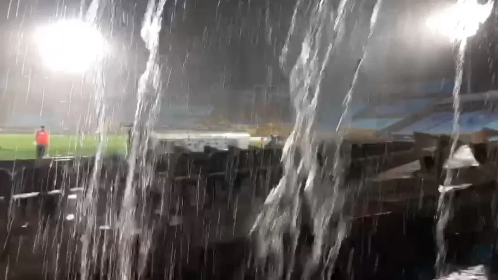 Así caía el agua en el Centenario en el momento en el que se suspendió el partido clásico entre Nacional y Peñarol