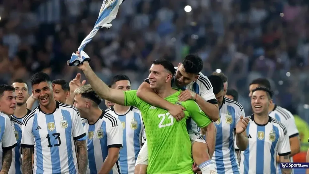 El Huevo Acuña está cerca de ser compañero del Dibu Martínez en el Aston Villa