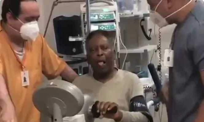 Pelé haciendo ejercicios y divirtiéndose en el hospital de San Pablo
