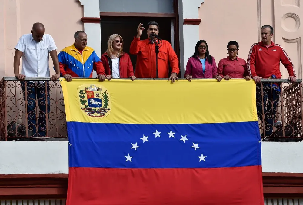 El presidente de Venezuela, Nicolás Maduro, junto a Diosdado Cabello y Delcy Rodríguez en el balcón del Palacio de Miraflores este miércoles