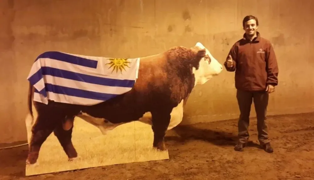 Fernando Alfonso con una gigantografía de Kamikaze en Estados Unidos