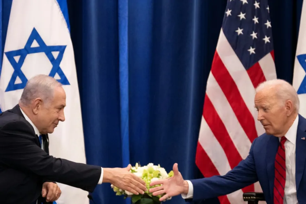 El presidente de los Estados Unidos, Joe Biden con un representante del gobierno de Israel