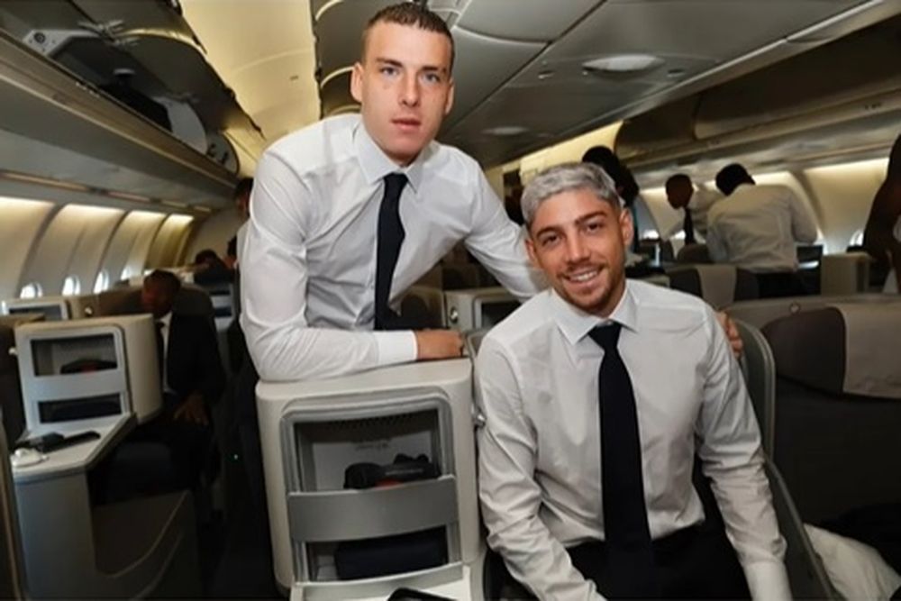 Andrii Lunin y Federico Valverde en el viaje a Varsovia