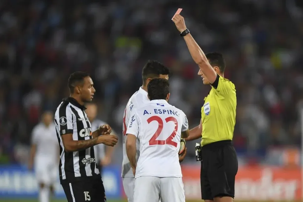 Wilmar Roldán expulsa a Polenta