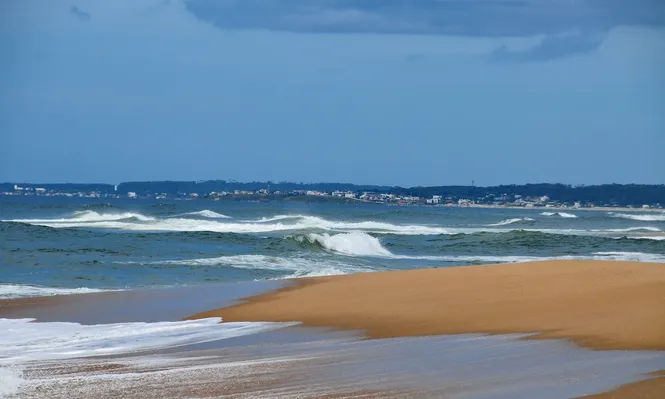 Así se ve La Pedrera desde la playa de El Palenque