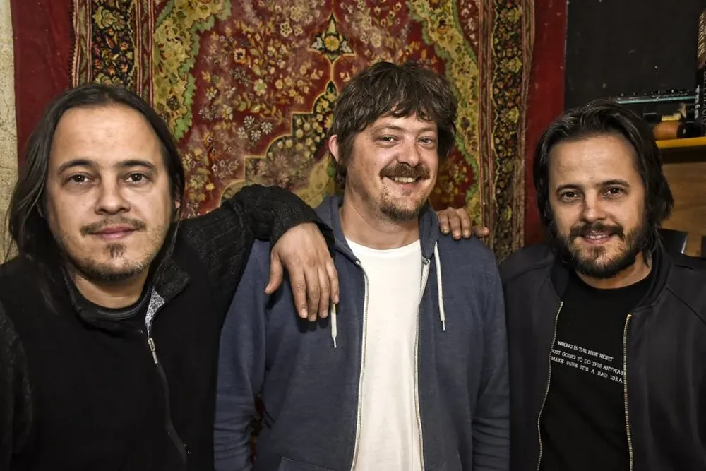 Nicolás, Andrés y Martín Ibarburu en el descanso de un ensayo para su presentación hoy en la Sala Hugo Balzo