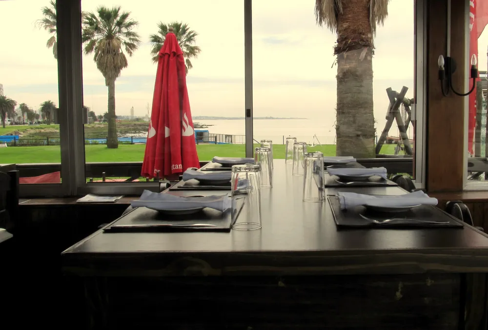 Salón muy iluminado, con vista al estuario del Plata