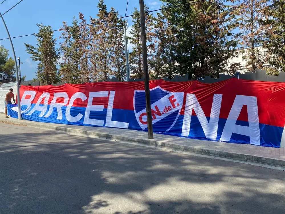 Bandera desplegada frente a la casa de Suárez en Barcelona