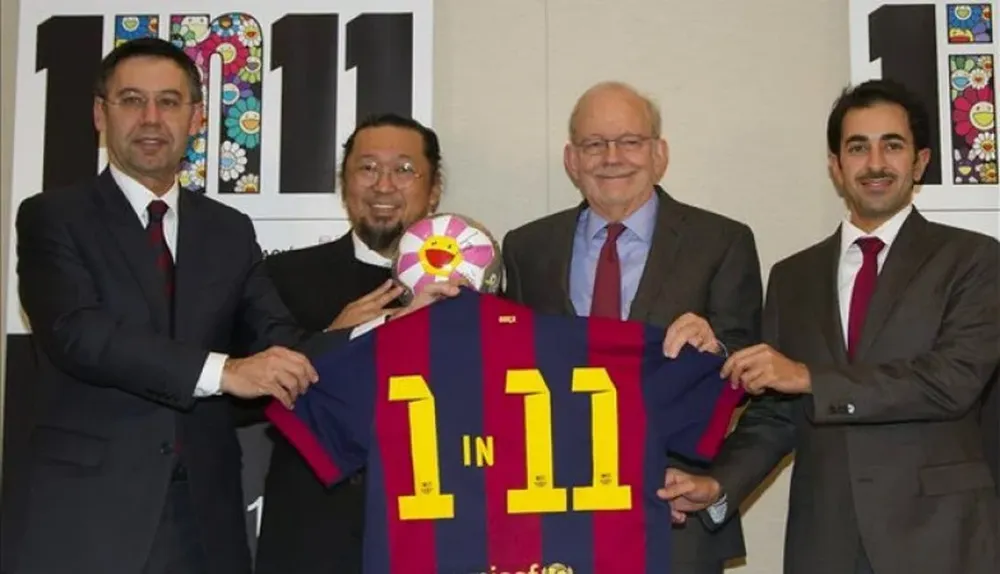 La presentación de la campaña y una camiseta del FC Barcelona que tiene el nombre de la iniciativa.
