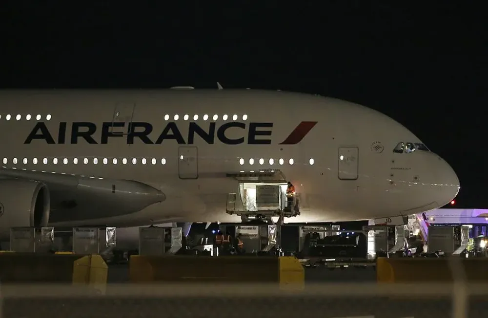 Workers load cargo on an Air France Airbus 380, Flight 65, on the runway at Salt Lake City International Airport after being inspected by the FBI on November 17, 2015 in Salt Lake City, Utah. Two Air France flights bound for Paris from the United States were diverted November 17, 2015 and landed safely after the airline received anonymous bomb threats, the carrier said. Flight 65 from Los Angeles and Flight 55 from Washington were subject to anonymous threats received after their respective takeoff, the airline said in a statement. AFP PHOTO / GEORGE FREY