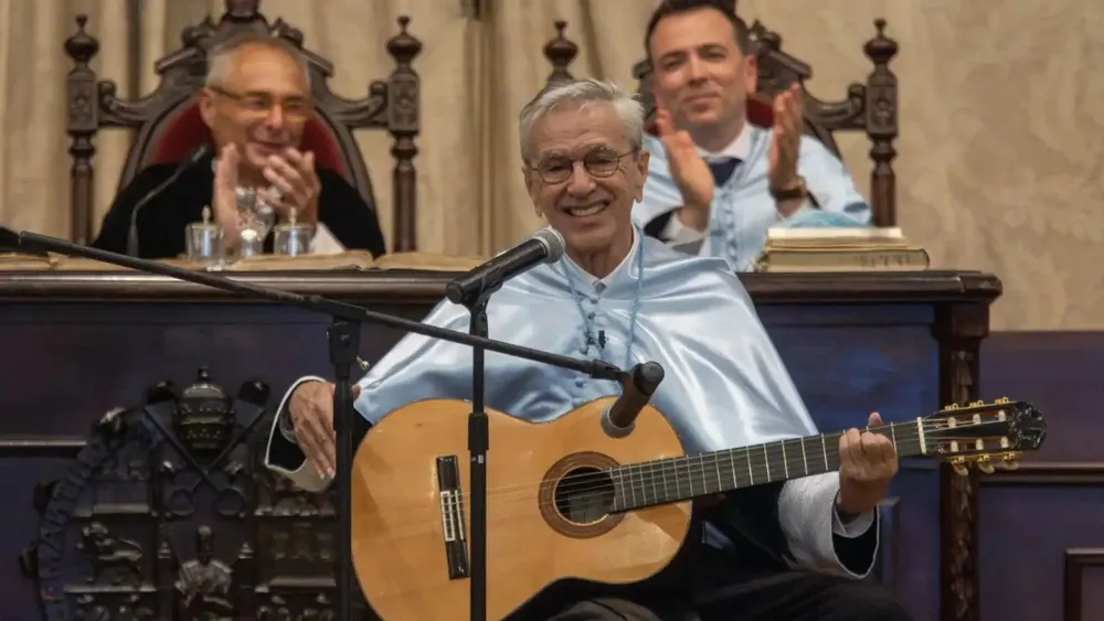 El artista brasileño Caetano Veloso tras recibir el doctor honoris causal