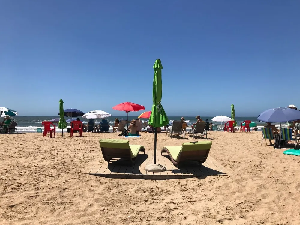 Los decks con reposeras y sombrillas en la playa de Los Dedos.