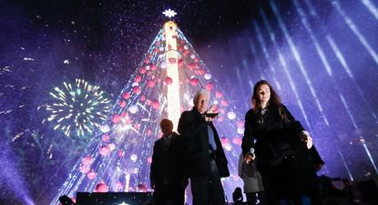 Richard Gere sorprende en el encendido del Gran Árbol de Navidad de Murcia con un mensaje en spanglish