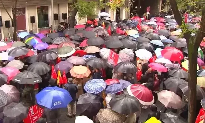 Militantes socialistas reunidos en la sede de la calle Ferraz.