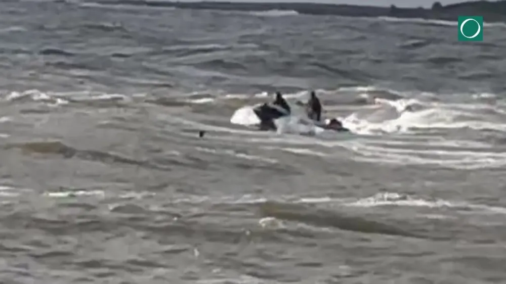 Rescate de un windsurfista en aguas turbulentas de Punta del Este