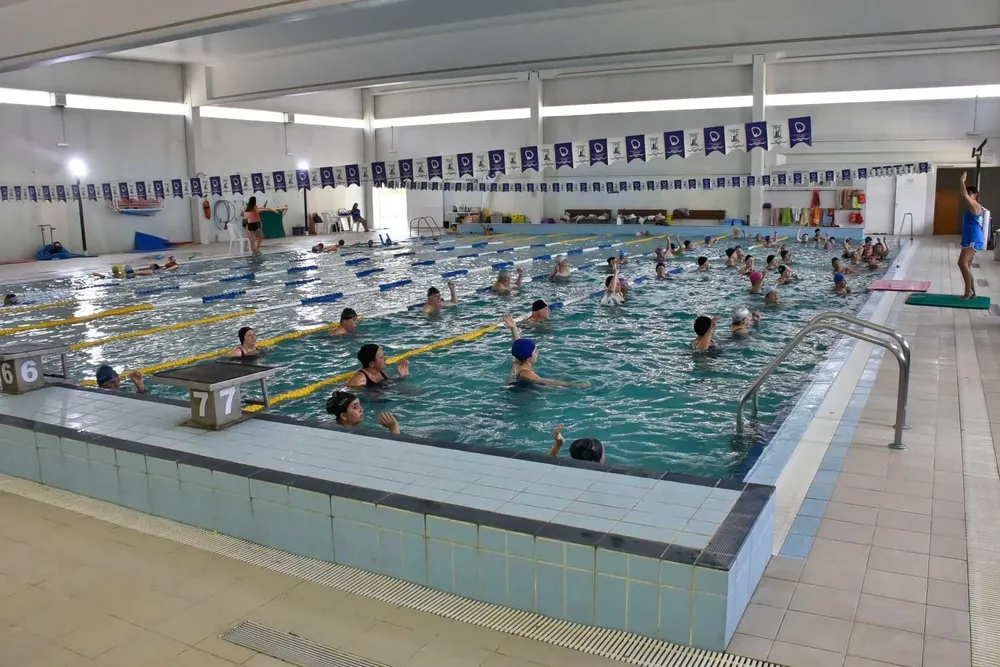 Las piscinas cerradas quedarán habilitadas sólo para uso terapéutico o comunitario, no para uso deportivo.